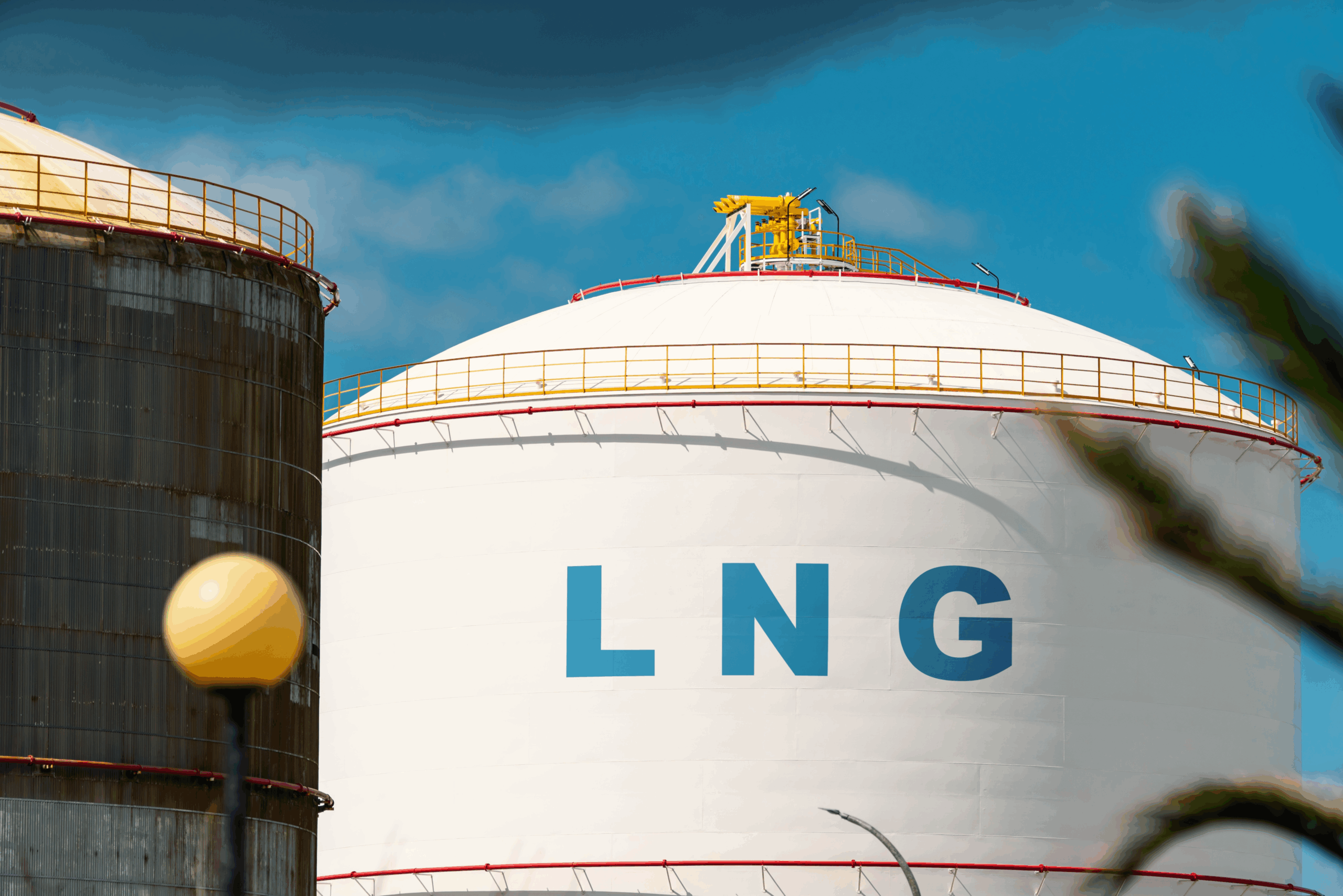 IRH, Delfin & Vitol Sign 20-Year LNG Agreement