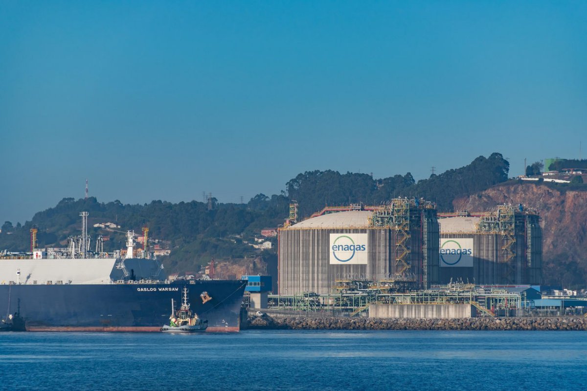 Tank terminal across the sea