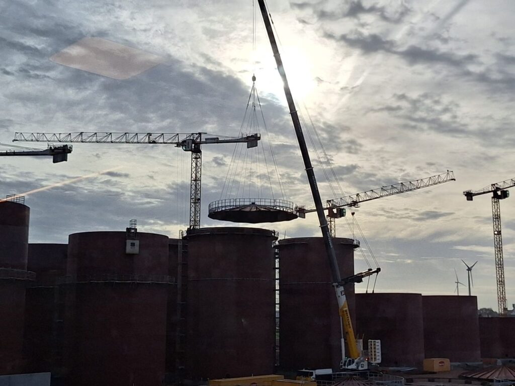 Ivens raises first tank roof at new GTS terminal